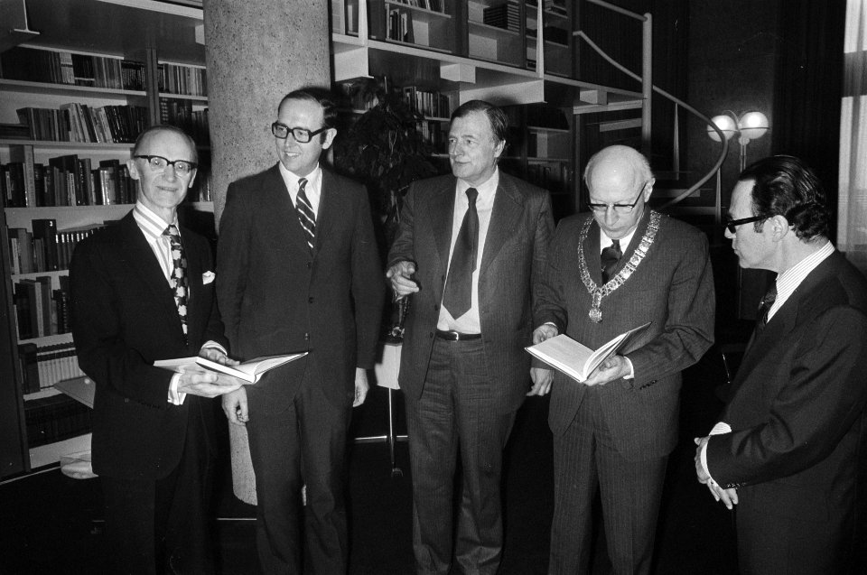 Samkalden ontvangt boek Amsterdamse Zilversmeden en hun Werken uit handen van sc, Bestanddeelnr 927-7926