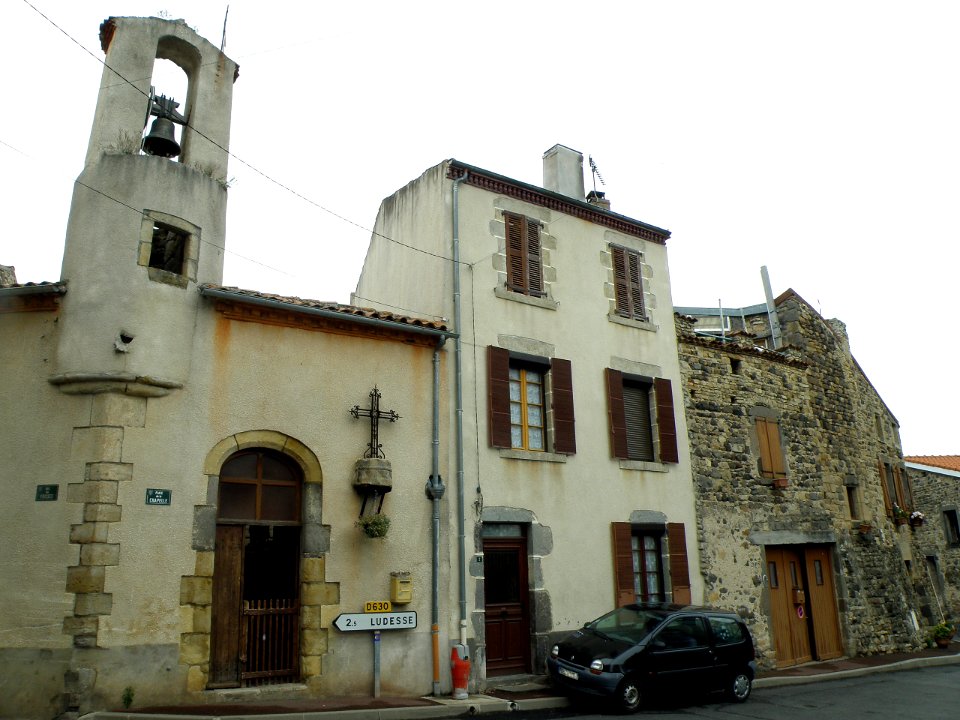 Saint-Julien (Montaigut-le-Blanc) Place de la Chapelle3
