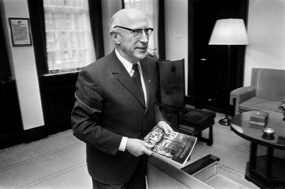 Samkalden ontvangt boek O verrukkelijke Gekke Rotstad uit handen van J Bakkeh, Bestanddeelnr 927-7922