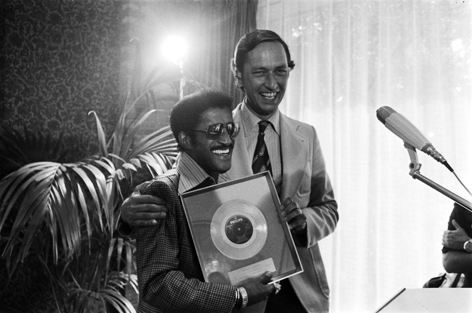 Sammy Davis junior geeft persconferentie in Hilton, Amsterdam, Sammy Davis met e, Bestanddeelnr 928-7749