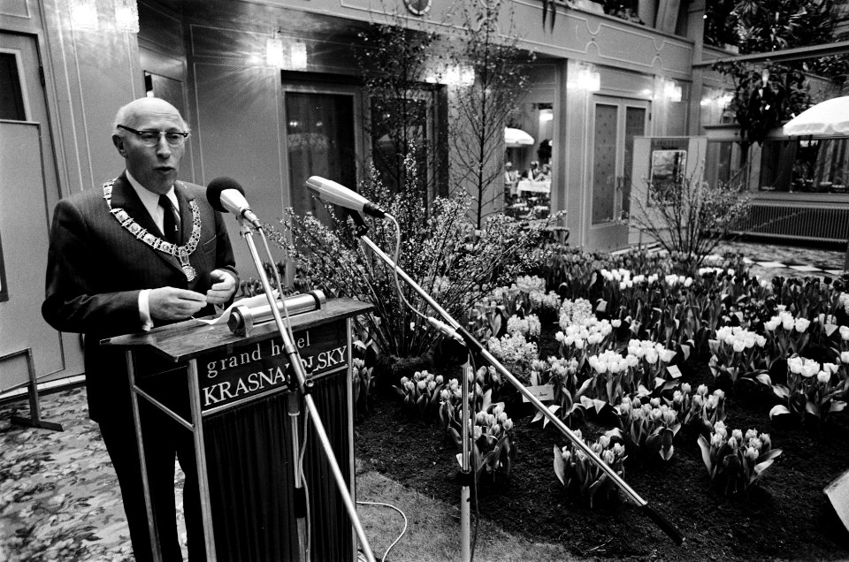 Samkalden ontvangt bloembollen van de Keukenhof ivm 700 jaar Amsterdam Samka, Bestanddeelnr 927-8264