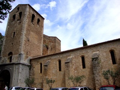 Saint-Guilhem-le-Désert (Hérault, Fr) église, place de la Liberté, vue latérale