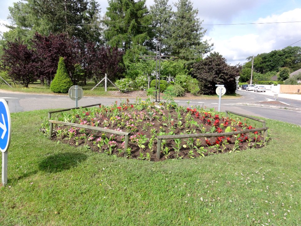 Saint-Hilaire-Saint-Mesmin (Loiret) rond-point avec coix de chemin