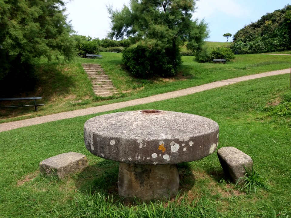 Saint-Jean-de-Luz - Colline Sainte-Barbe - Table en pierre