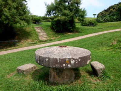 Saint-Jean-de-Luz - Colline Sainte-Barbe - Table en pierre