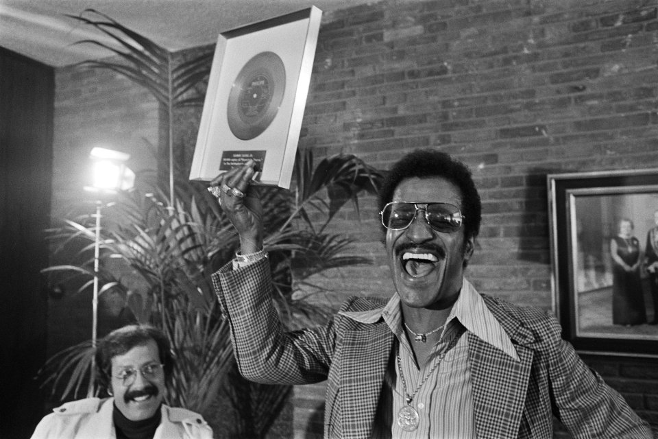 Sammy Davis junior geeft persconferentie in Hilton, Amsterdam, Sammy Davis met e, Bestanddeelnr 928-7748