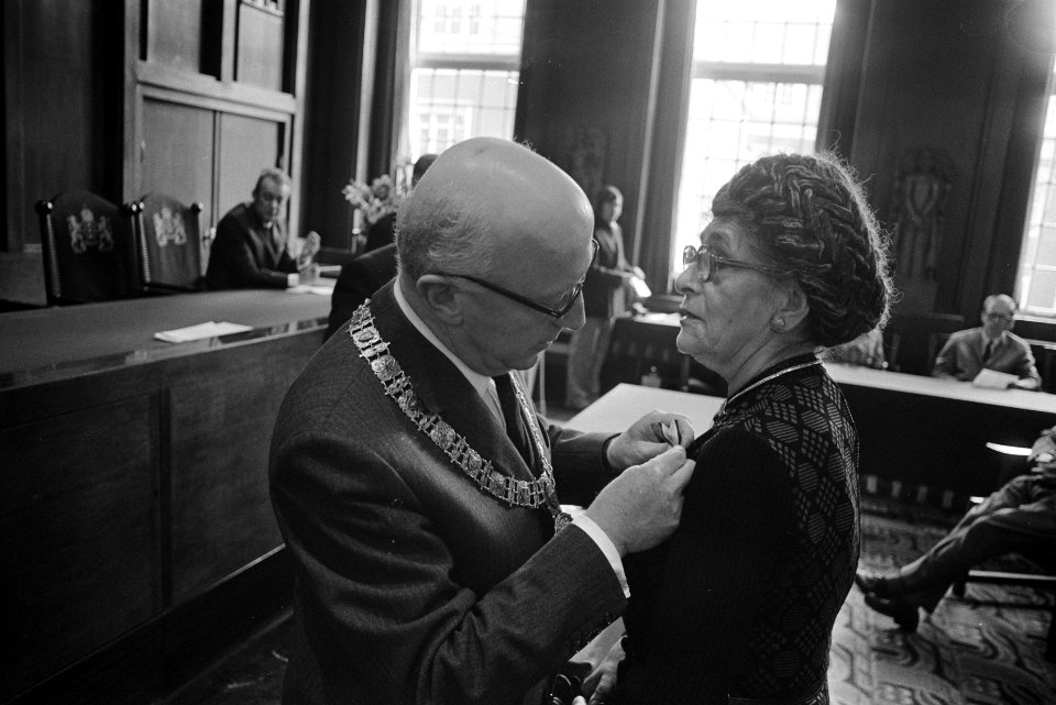 Samkalden reikt lintjes uit, mevrouw Belifante Dekker, Bestanddeelnr 926-3724