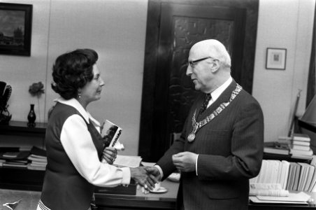 Samkalden ontvangt mevrouw Allende mevrouw Allende geeft Samkalden een hand, Bestanddeelnr 927-1839