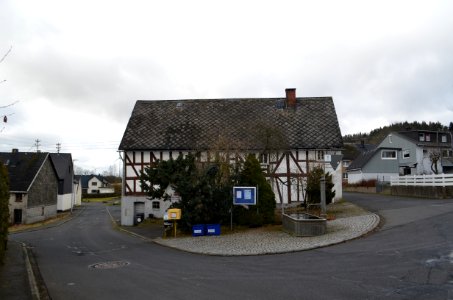Salzburg (Westerwald), Poststraße 1 mit Brunnen