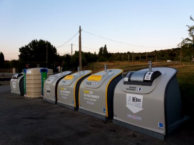 Saint-Maurice-d'Ardèche - Chemin du Champ de Bois, poubelles collectives