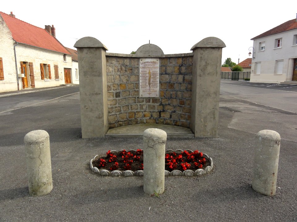 Samoussy (Aisne) monument aux morts