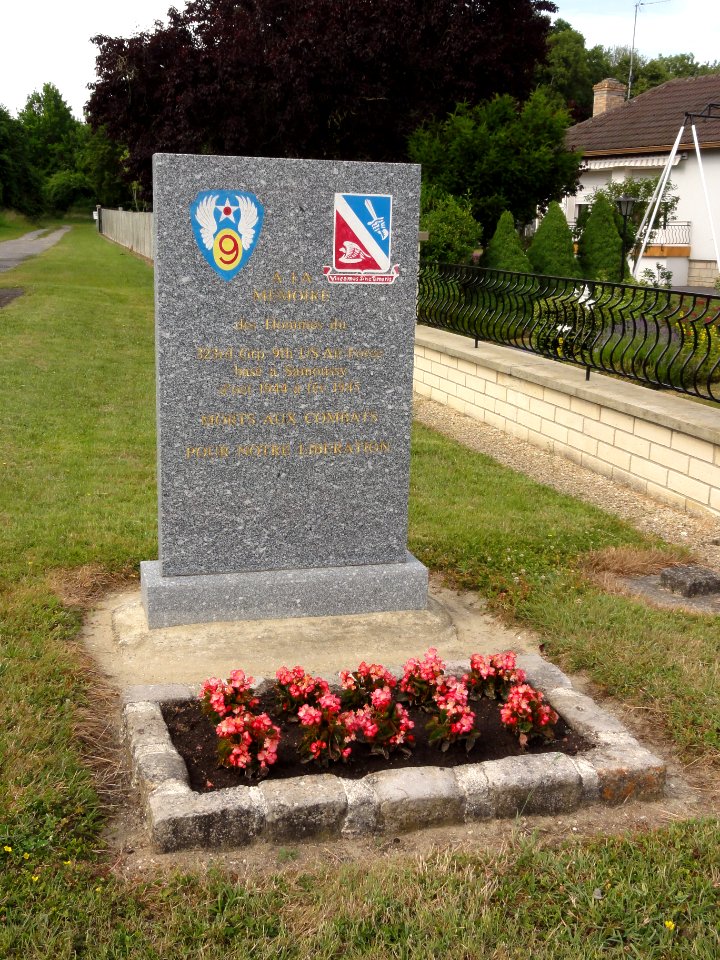 Samoussy (Aisne) memorial US Airforce 1944-45