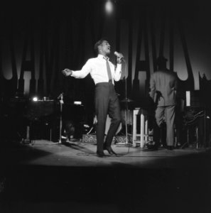 Sammy Davis Jr tijdens optreden in theater Carre, Bestanddeelnr 916-2035