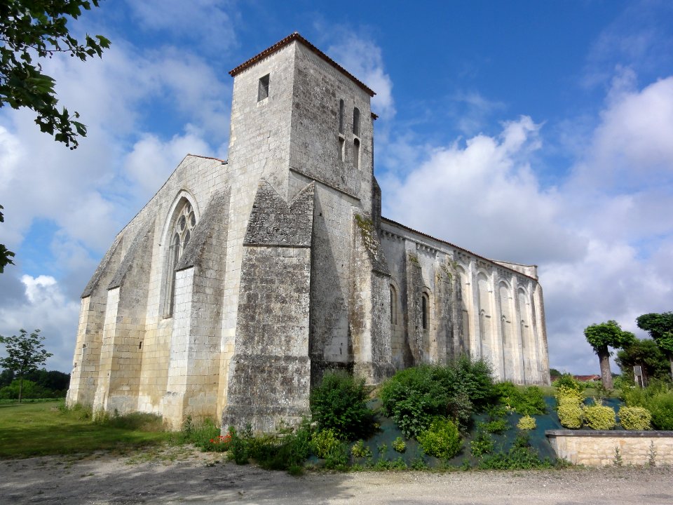 Saint-Léger (Charente-Maritime) église coté est PA00105197