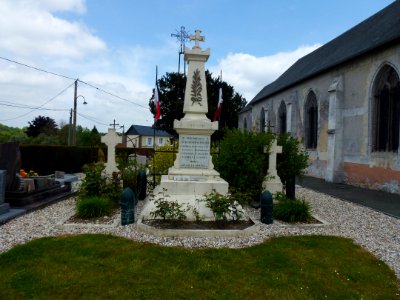 Saint-Léger-de-Rôtes (Eure, Fr) monument aux morts et tombes de guerre