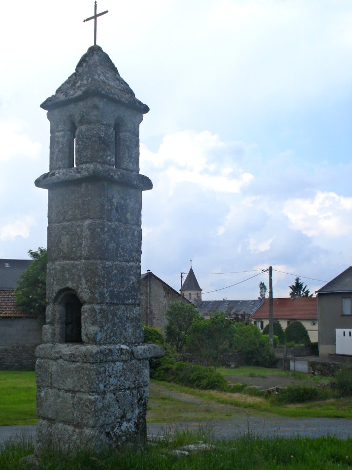 Saint-Goussaud (Creuse, Fr) lanterne des morts avec vue sur le village