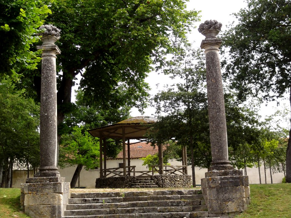 Saint-Jean-d'Angély (Charente-Maritime) kiosque àq musique et 2 colonnes