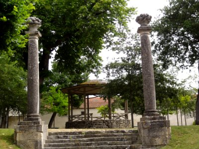 Saint-Jean-d'Angély (Charente-Maritime) kiosque àq musique et 2 colonnes