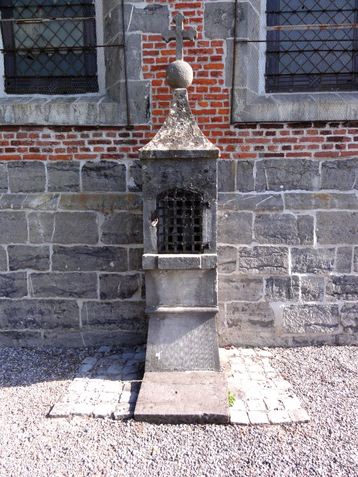 Saint-Hilaire-sur-Helpe (Nord, Fr) chapelle de Marie devant l'église