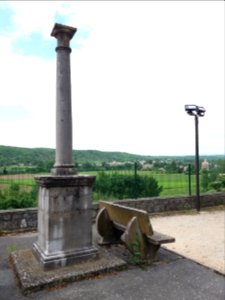 Saint-Maurice d'Ardèche - Colonne sur la place du village