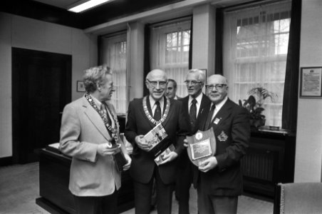 Samkalden ontvangt delegaties Canadese IJshockeyveteranen op stadhuis Amsterdam, Bestanddeelnr 928-4679