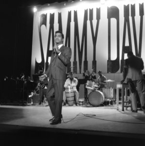 Sammy Davis Jr tijdens optreden in theater Carre, Bestanddeelnr 916-2040