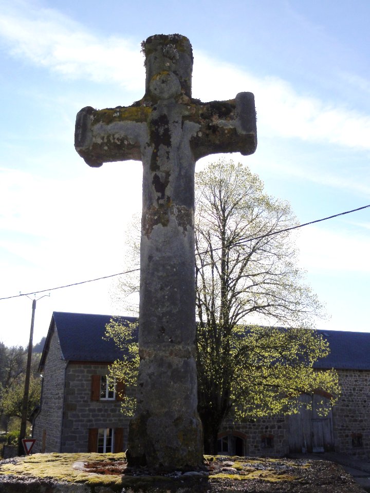 Saint-Julien-la-Geneste (Puy-de-Dôme) croix de chemin Chez Pezant, recto