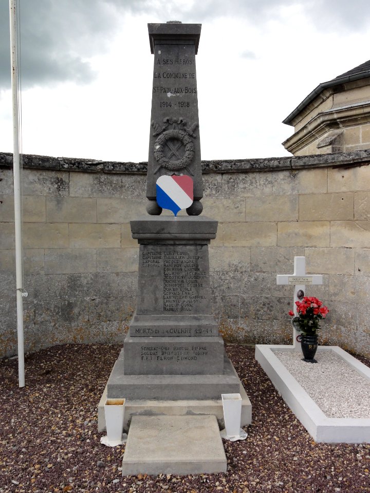 Saint-Paul-aux-Bois (Aisne) monument aux morts au carré militiaire du cimetière