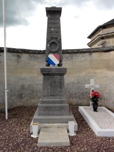 Saint-Paul-aux-Bois (Aisne) monument aux morts au carré militiaire du cimetière