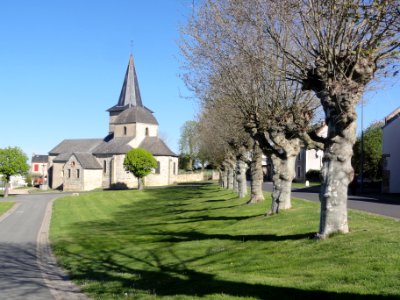 Saint-Maurice-près-Pionsat (Puy-de-Dôme) église, allée
