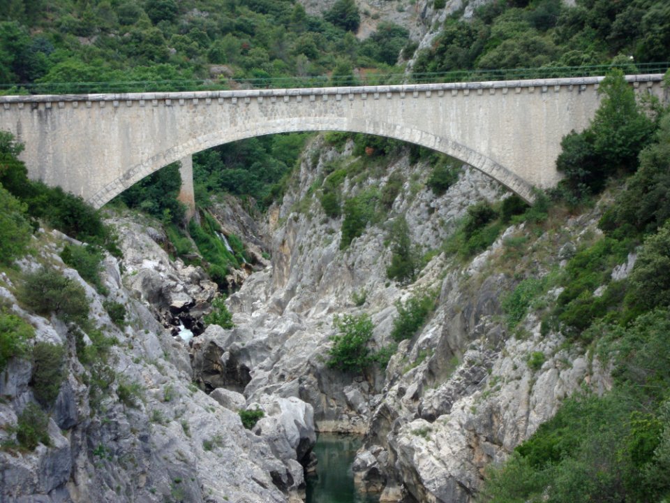 Saint-Jean-de-Fos (Hérault, Fr) aqueduc sur l'Hérault