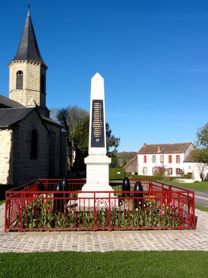 Saint-Julien-la-Geneste (Puy-de-Dôme) monument aux morts et église