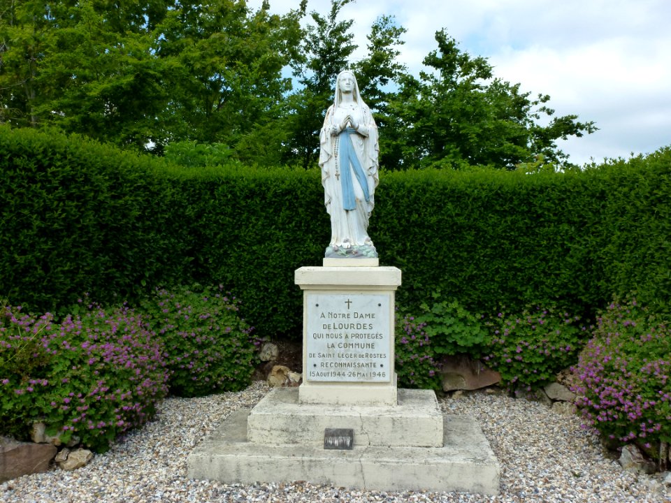 Saint-Léger-de-Rôtes (Eure, Fr) Statue N.D. de Lourdes, monument de guerre