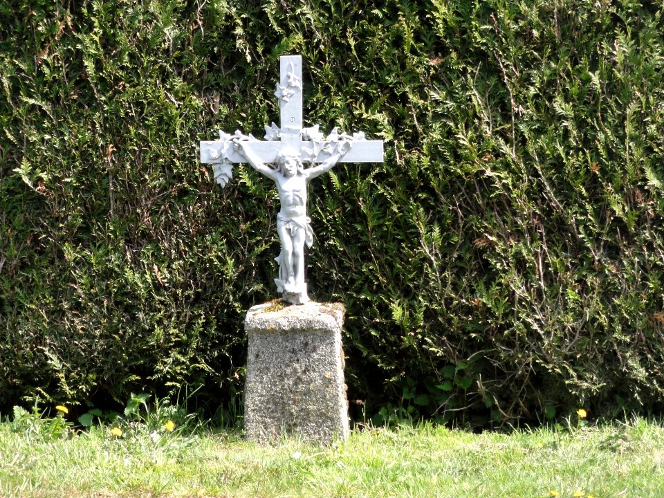 Saint-Priest-des-Champs (Puy-de-Dôme) croix de chemin D62