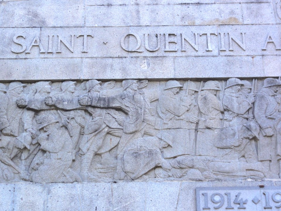 Saint-Quentin (Aisne) monument aux morts, detail relief 03
