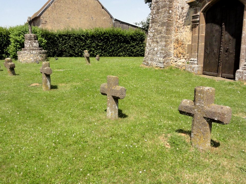 Saint-Jean-d'Assé (Sarthe) hameau N.D. des Champs, chapelle et cimetière