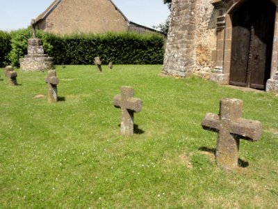 Saint-Jean-d'Assé (Sarthe) hameau N.D. des Champs, chapelle et cimetière