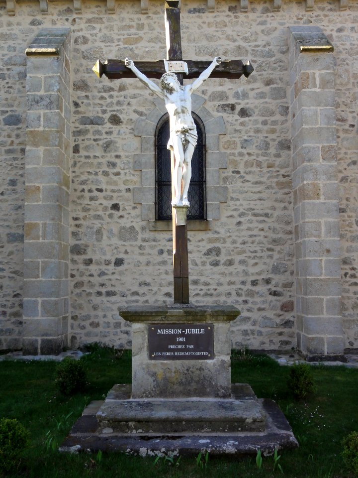 Saint-Julien-la-Geneste (Puy-de-Dôme) croix de mission à coté de l'église