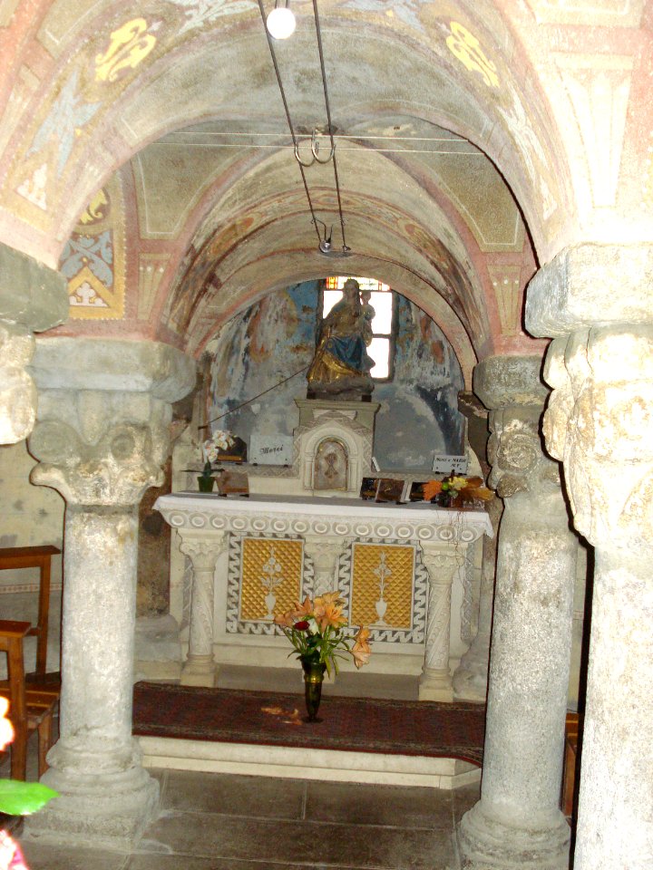 Saint-Jean-Soleymieux, crypte de l'eglise à Saint-Jean