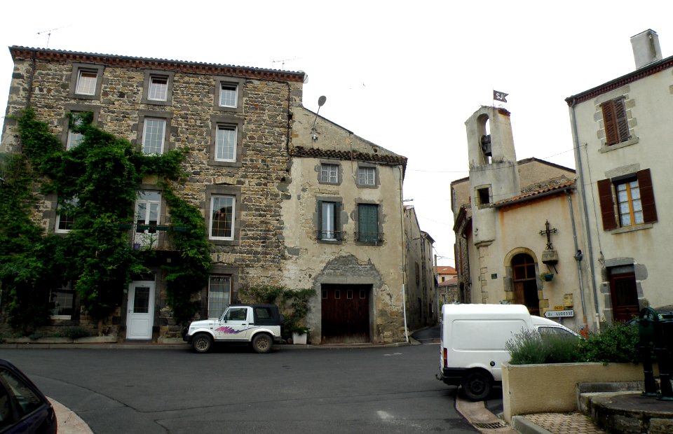 Saint-Julien (Montaigut-le-Blanc) Place de la Chapelle4