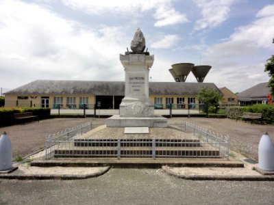Saint-Paterne (Sarthe) monument aux morts