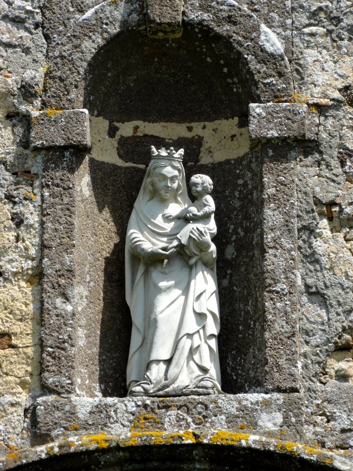 Saint-Jean-d'Assé (Sarthe) hameau N.D. des Champs, chapelle, statue de la façade