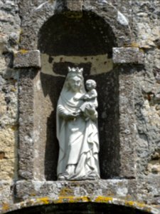 Saint-Jean-d'Assé (Sarthe) hameau N.D. des Champs, chapelle, statue de la façade