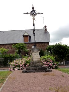 Saint-Paul-aux-Bois (Aisne) croix de chemin au bourg