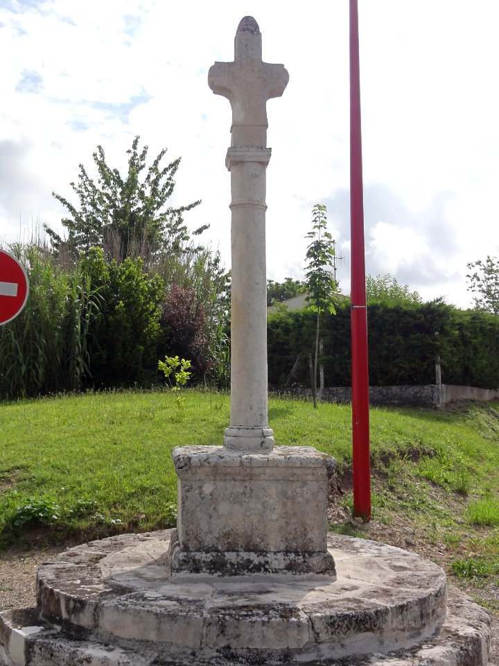Saint-Léger (Charente-Maritime) croix Rue des Cytises