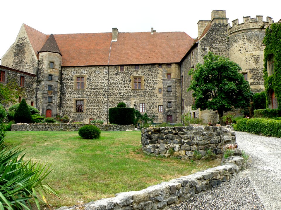 Saint-Saturnin Château1