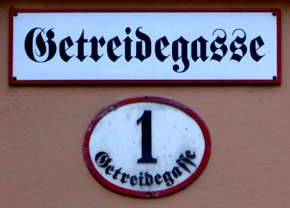 Salzburg, Straßenschild Getreidegasse, 1