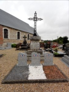 Saint-Maclou-la-Brière (Seine-Mar.) carré militaire avec croix de cimetière