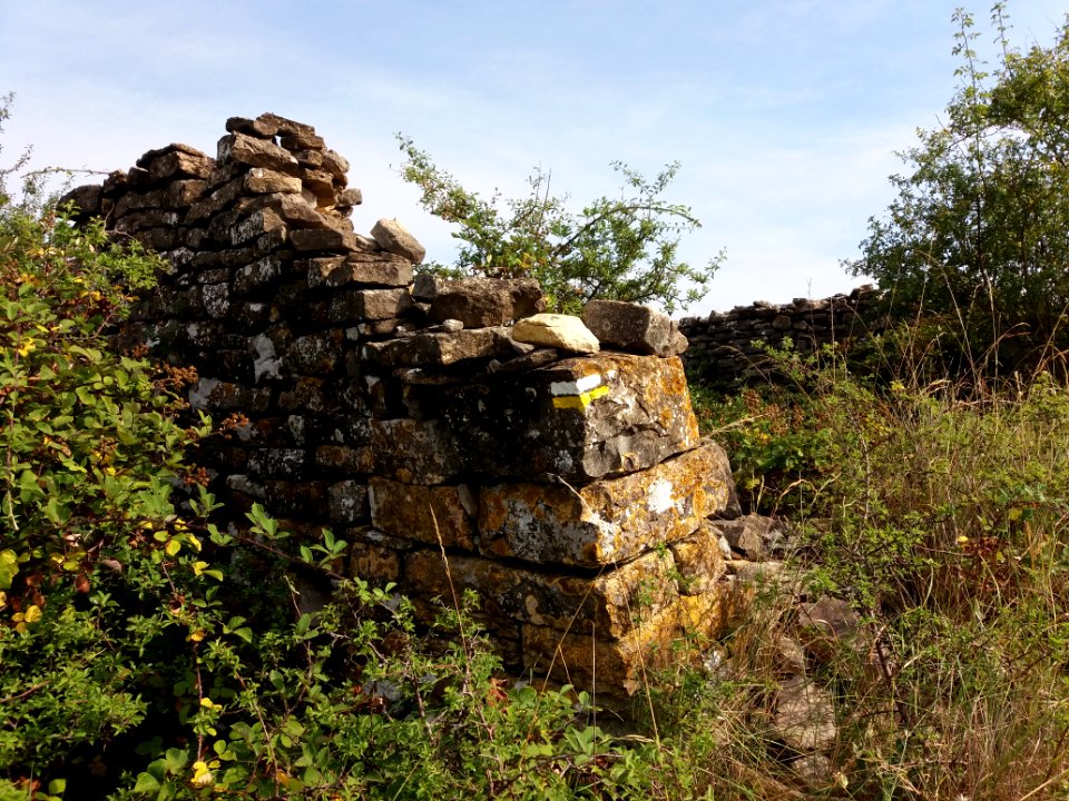 Saint-Maurice d'Ardèche - Mur d'une ruine avec balisage de randonnée