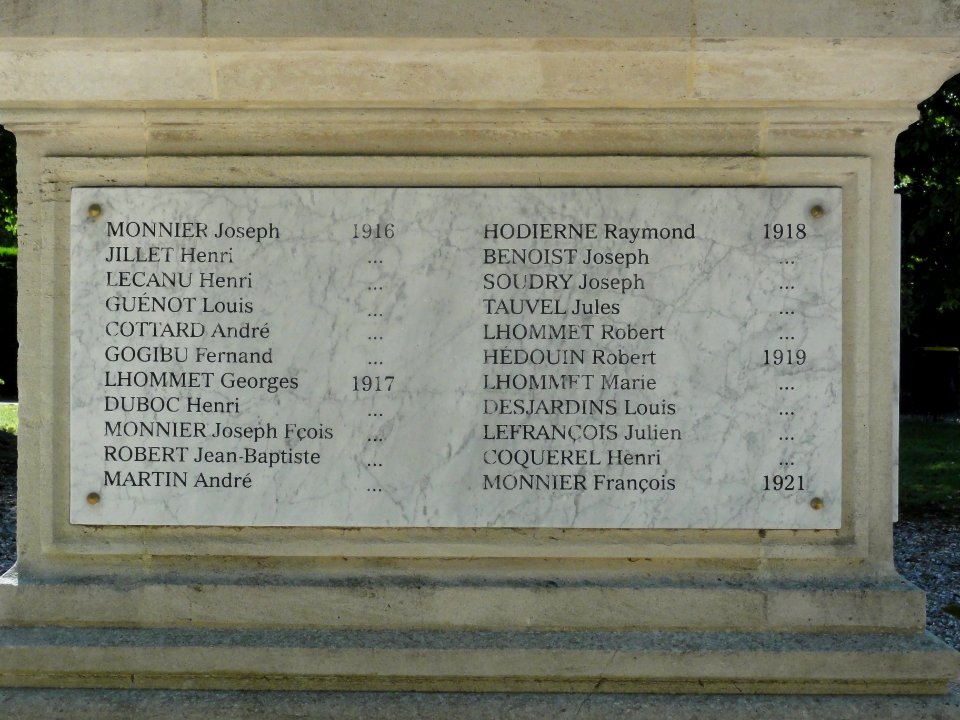 Saint-Pierre-en-Port (Seine-Mar.) monument aux morts, les noms (02)